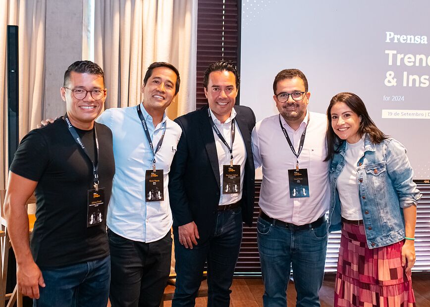 David Ruiz ao lado de outras quatro pessoas diante do painel do evento Prensa Trends & Insights.